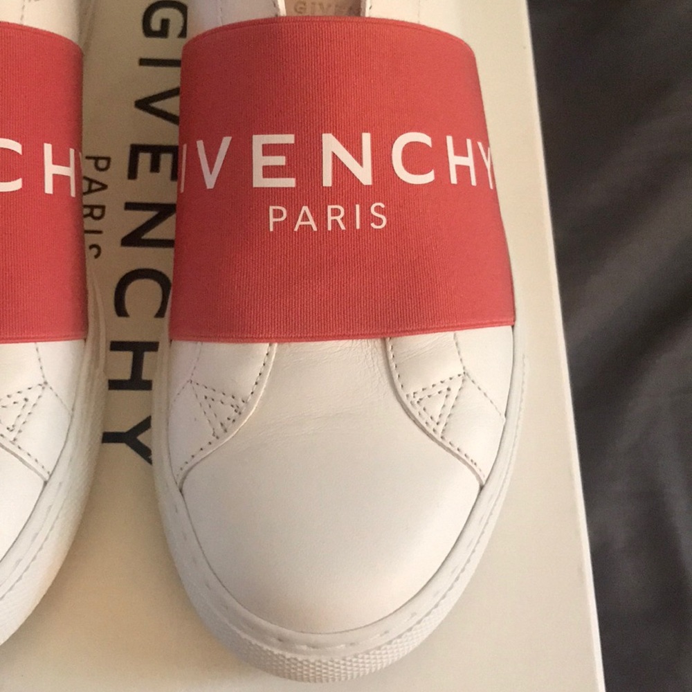 New In Box. GIVENCHY - Picture 2 of 11